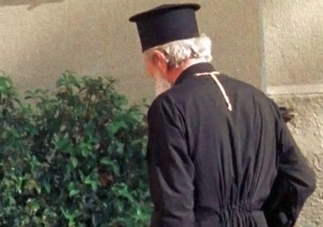 Ελεύθερος υπό όρους ο ιερέας που κατηγορείται ότι εξαπάτησε δεκάδες ανέργους - Media