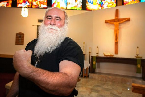 Ο σούπερ-ιερέας που τραβάει αεροπλάνα, σπίτια και φορτηγά με… άνεση!(ΦΩΤΟ + Video) - Media