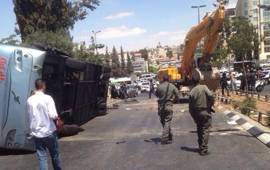 Ιερουσαλήμ: Εκσκαπτικό «τούμπαρε» λεωφορείο!(Video) - Media