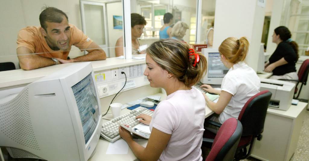 Διοίκηση ΙΚΑ σε εργαζόμενους: «Σηκώστε τα τηλέφωνα»! - Media