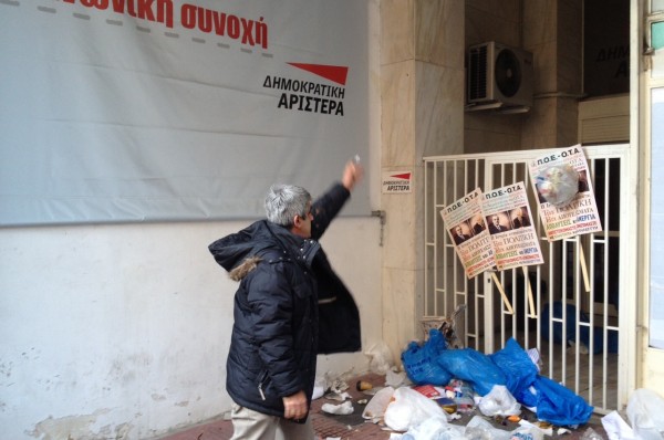 Πέταξαν σκουπίδια στη ΔΗΜΑΡ - Εγκλώβισαν τον Βρούτση - Media