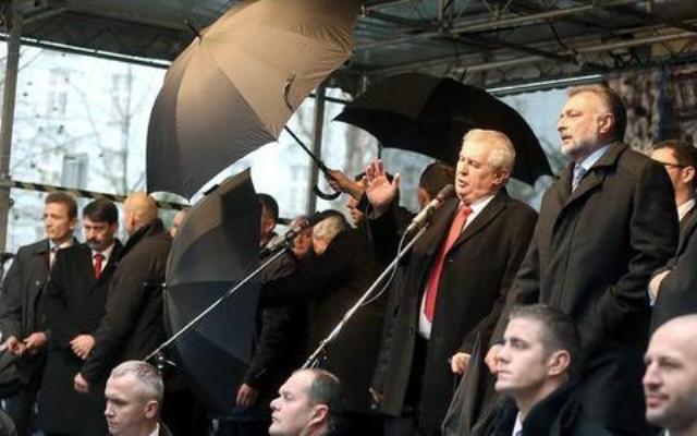 Τσεχία: Αυγό προσγειώθηκε στο κεφάλι του προέδρου της Γερμανίας (Photo) - Media