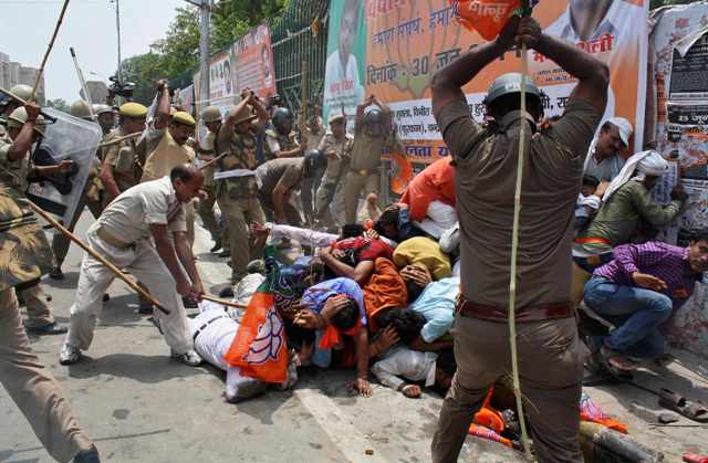 Άγριο ξύλο κατά διαδηλωτών στην Ινδία (Photo & Video) - Media