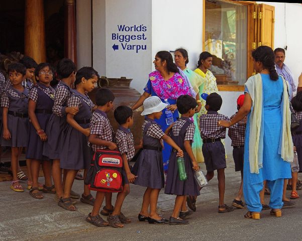 Δασκάλα στην Ινδία κλείδωσε μαθήτη σε κλουβί σκύλου - Media
