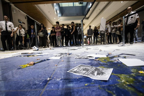 Ιταλοί φασίστες έριξαν αυγά και αλεύρι στους αγοραστές του iPhone 6 στη Ρώμη! (Photos/Video) - Media