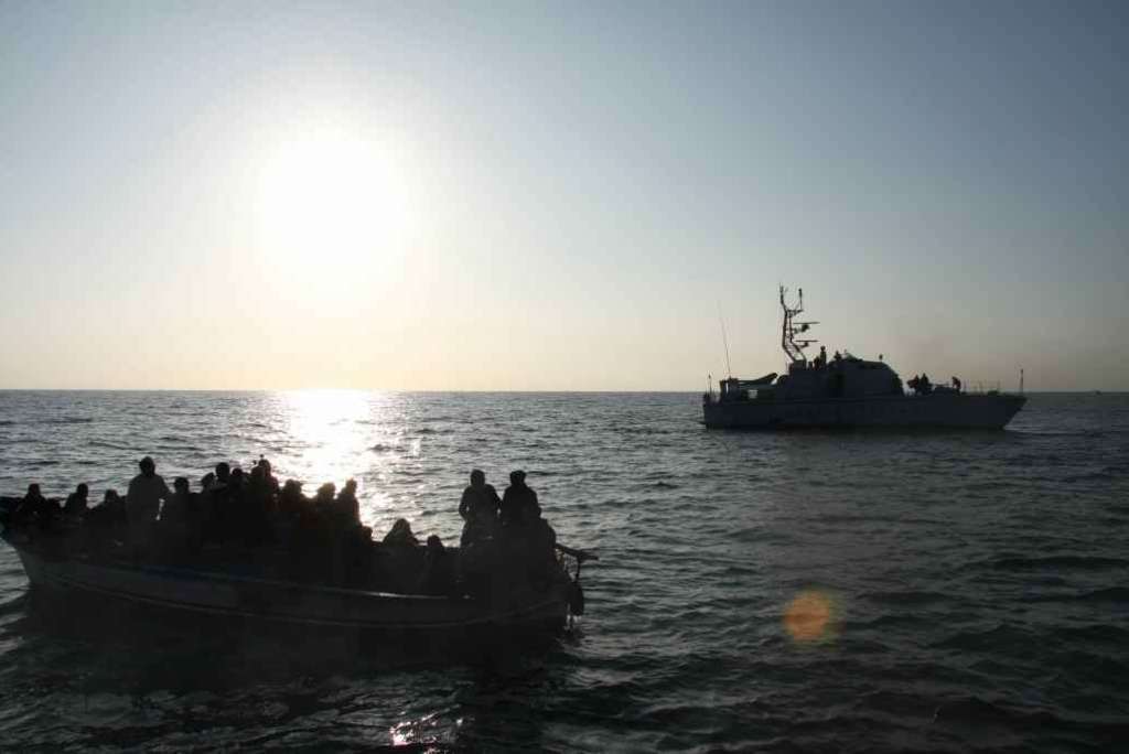 Δεκάδες μετανάστες πνίγηκαν στα ανοικτά της Σικελίας (Video) - Media