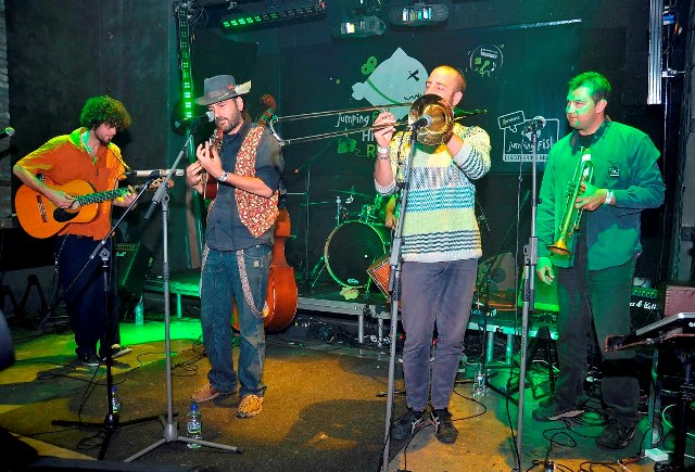 To Jumping Fish της COSMOTE παρουσιάζει τους Penny and the Swingin\
