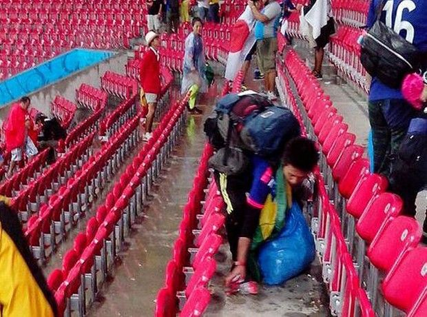 Οι Ιάπωνες φίλαθλοι «βάζουν τα γυαλιά» σε όλους – Μετά τον αγώνα… καθάρισαν τα σκουπίδια τους! (Photos) - Media