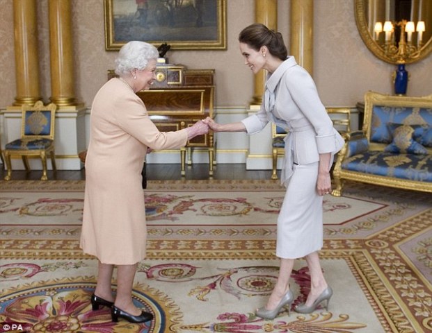 Η Βασίλισσα Ελισσάβετ έχρισε «ιππότη» την Αντζελίνα Τζολί (ΦΩΤΟ) - Media