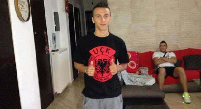 Ο ποδοσφαιριστής του ΠΑΟΚ Έργκους Κάτσε, φωτογραφήθηκε με μπλούζα του… UCK! - Media