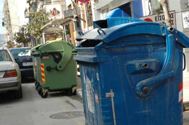 Σπουδαία ανακάλυψη μέσα σε κάδο απορριμμάτων στο Παγκράτι - Τι βρήκαν ρακοσυλλέκτες και το παρέδωσαν - Media