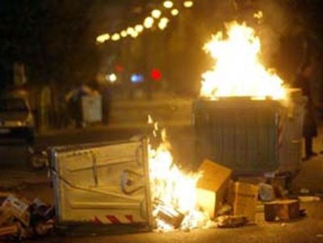 Έκαιγε κάδους στον Βόλο - Media