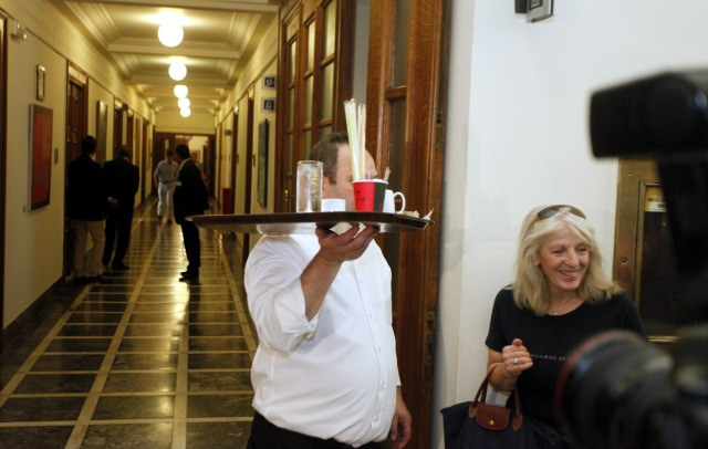 Έδωσαν 6.960 ευρώ για να ταΐσουν Ευρωπαίους βουλευτές! - Media