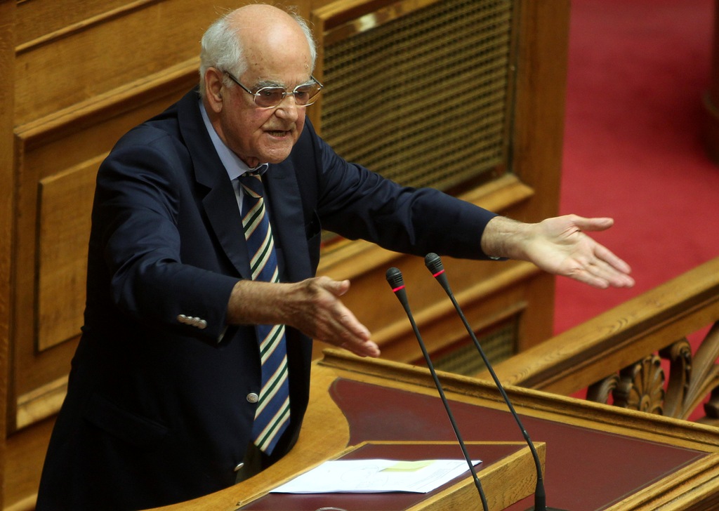 «Φορολογείς μόνον αδύναμους», λέει ο Κακλαμάνης στον Στουρνάρα - Media