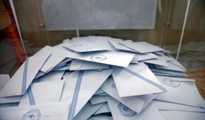 Ηλεία: Καθαρίστρια βρήκε 11 «ξεχασμένα» ψηφοδέλτια κάτω από θρανίο - Media