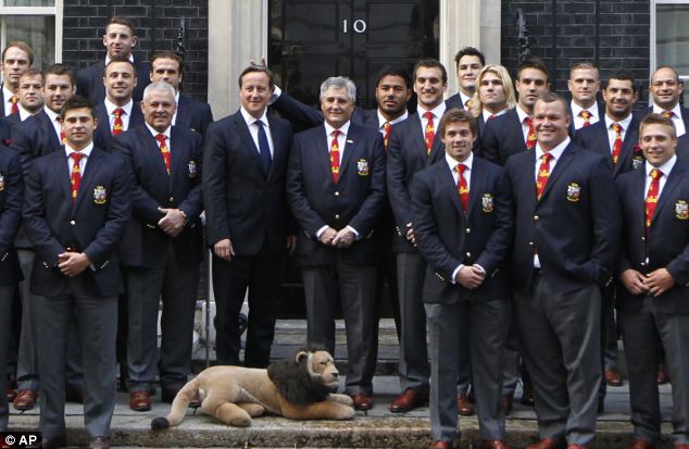 Έκανε «κερατάκια» στον Κάμερον! (ΒΙΝΤΕΟ) - Media