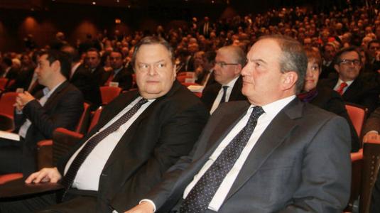 Στη «μέγγενη» Καραμανλή και Βενιζέλου ο Στουρνάρας - Media