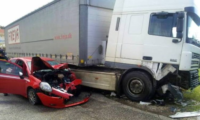 Καραμπόλα με νταλίκα στον Κηφισό - Media