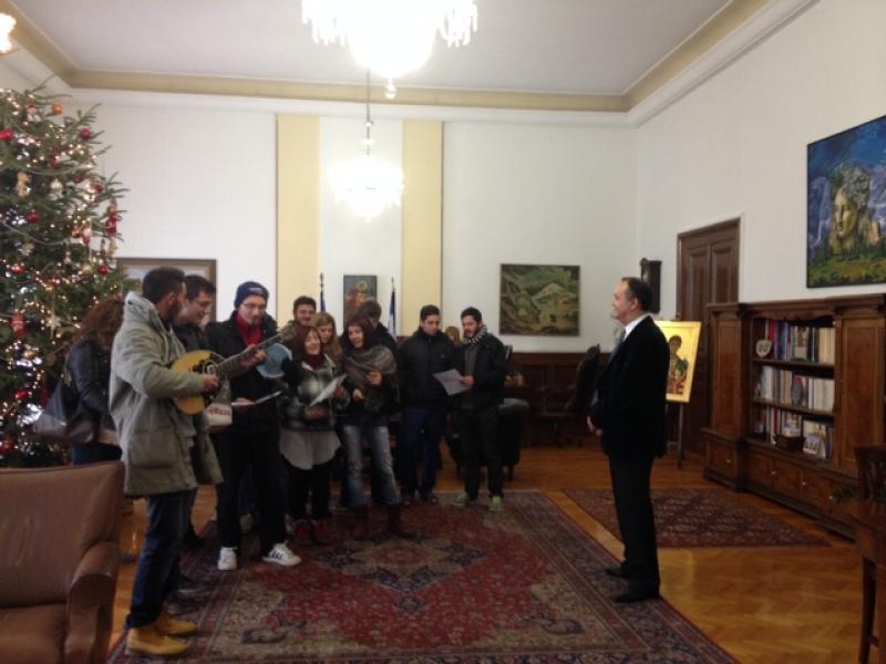 Μέλη της ΚΝΕ τα ’ψαλαν στον Καράογλου (Video) - Media