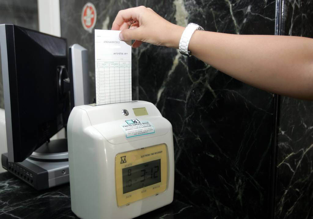 Θα χτυπάνε κάρτα οι εκπαιδευτικοί - Media