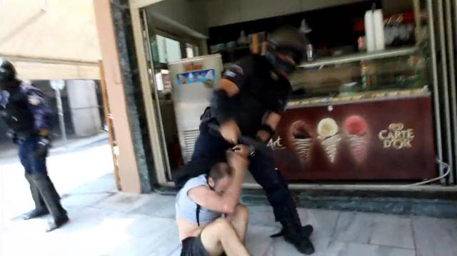 Η άγρια επίθεση της αστυνομίας στην πορεία για τον Κώστα Σακκά (βίντεο) - Media