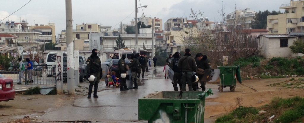 Έφοδος των ΜΑΤ σε καταυλισμό Ρομά στο Νομισματοκοπείο - Media