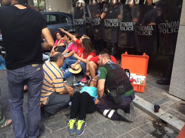 ΜΑΤ εναντίον των καθαριστριών - Τρεις τραυματίες(Video) - Media