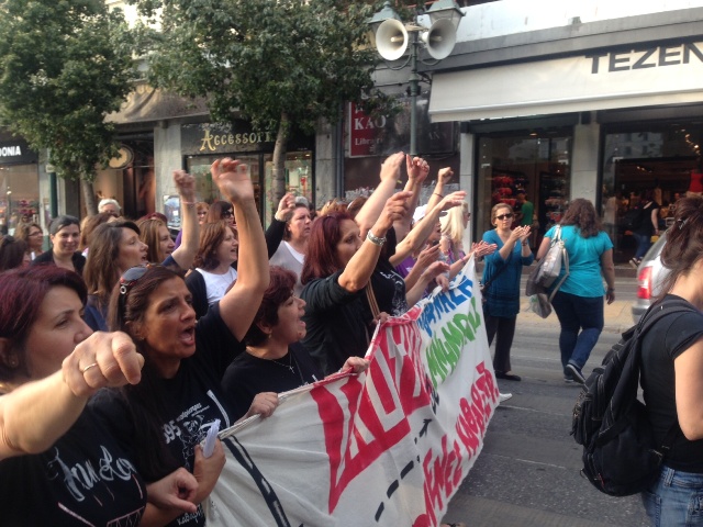 Σε εξέλιξη το συλλαλητήριο της ΑΔΕΔΥ – «Στην πρώτη γραμμή» οι καθαρίστριες (Photos & Video) - Media