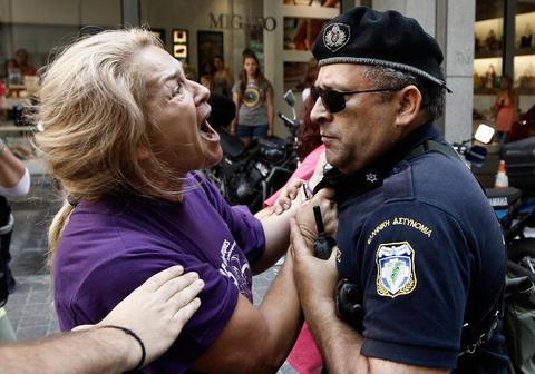 «Γυναίκες! Μανάδες! Γιαγιάδες! Με αξιοπρέπεια!»  - Media