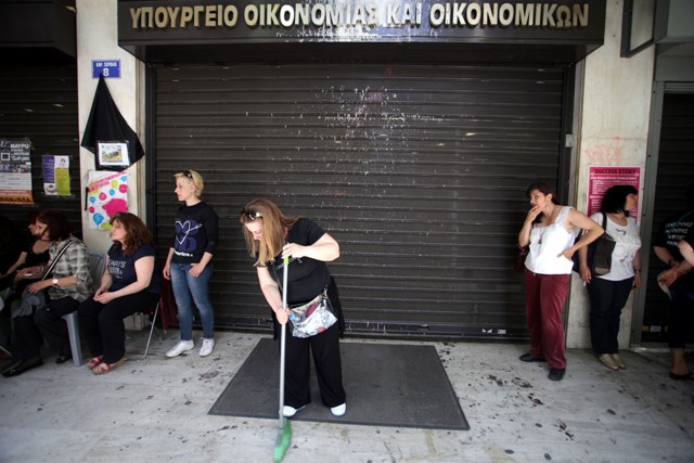 Κατά της επαναπρόσληψης των καθαριστριών θα εισηγηθεί αεροπαγίτης - Media