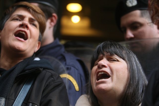 Συγκέντρωση διαμαρτυρίας των απολυμένων καθαριστριών του ΥΠΟΙΚ – Ένταση με τα ΜΑΤ (Photos) - Media