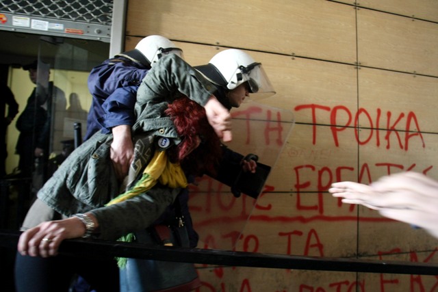 Βίαιη επίθεση των ΜΑΤ στις καθαρίστριες του υπουργείου Οικονομικών (Photos) - Media