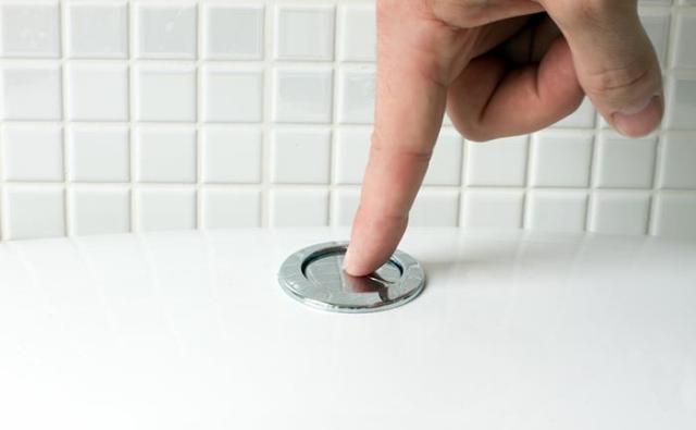 Τον  «έσυρε» στα δικαστήρια για ένα... καζανάκι - Media