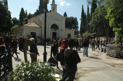 Guardian: Λεφτά δεν υπάρχουν ούτε για κηδείες - Media