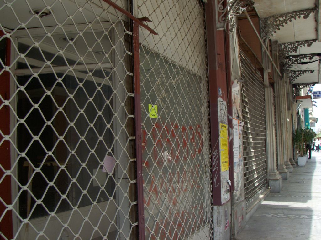 Καταρρέει το εμπορικό κέντρο της Αθήνας - Media