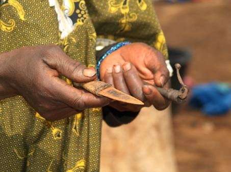 Αναστέλλεται η απέλαση Κενυάτισσας που κινδυνεύει με κλειτοριδεκτομή - Media