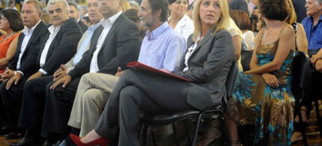 Οι κόκκινες γόβες της Δούρου «μάγεψαν» τον Μπουτάρη (Photo) - Media