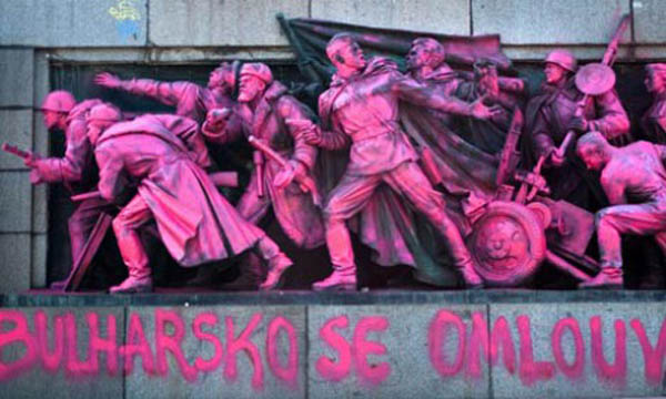 Έβαψαν ροζ μνημείο του Κόκκινου Στρατού - Media