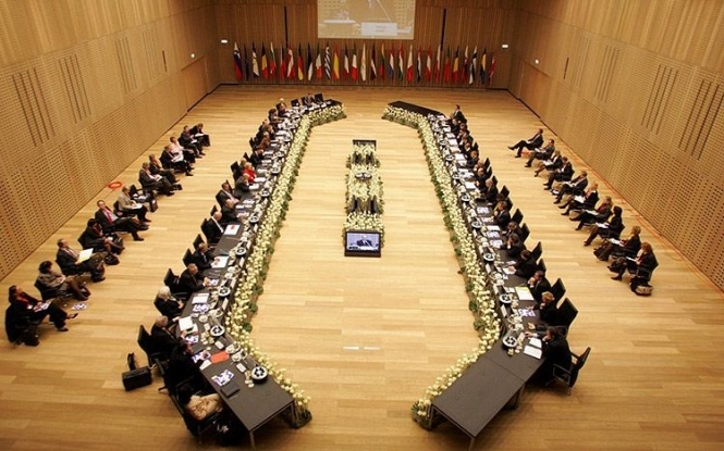 Η Κομισιόν υπερασπίζεται την τρόικα - Media