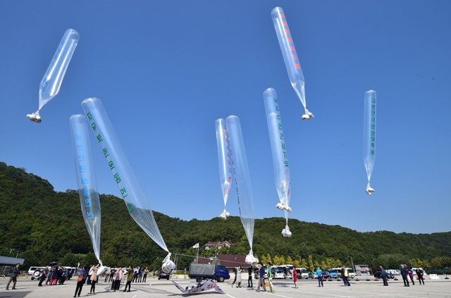 Κορέα: Γιγαντιαία προπαγανδιστικά μπαλόνια κατά του Κιμ Γιονγκ Ουν από νοτιοκορεάτες (Photo & Video) - Media