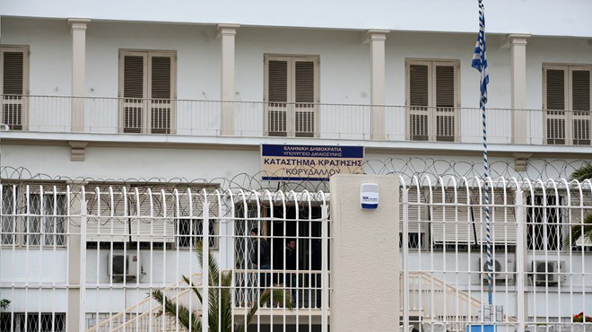 Έξω από τα κελιά οι κρατούμενες στον Κορυδαλλό - Media