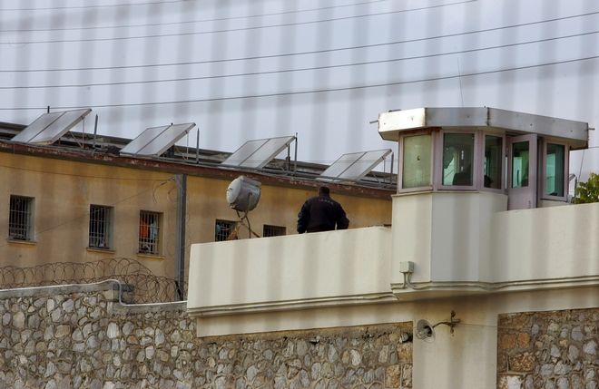 Μεταφορά κρατούμενων της ΣΠΦ στις γυναικείες φυλακές Κορυδαλλού - Media
