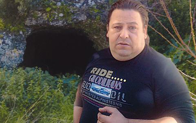 Ζουν σε αυθαίρετη... σπηλιά! - Media