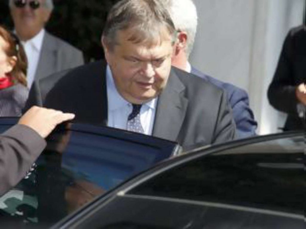 Αποδοκίμασαν τον Βενιζέλο, αναβλήθηκε η συνάντηση με Προβόπουλο - Media