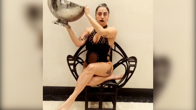 Το μπουγέλωμα της Lady Gaga (Video) - Media