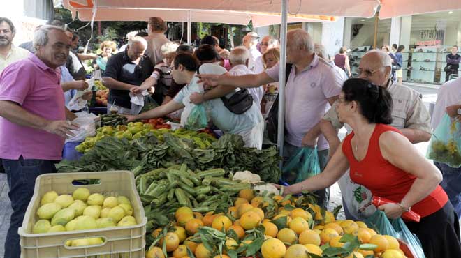 Μοιράζουν προϊόντα δωρεάν οι παραγωγοί των λαϊκών αγορών - Media