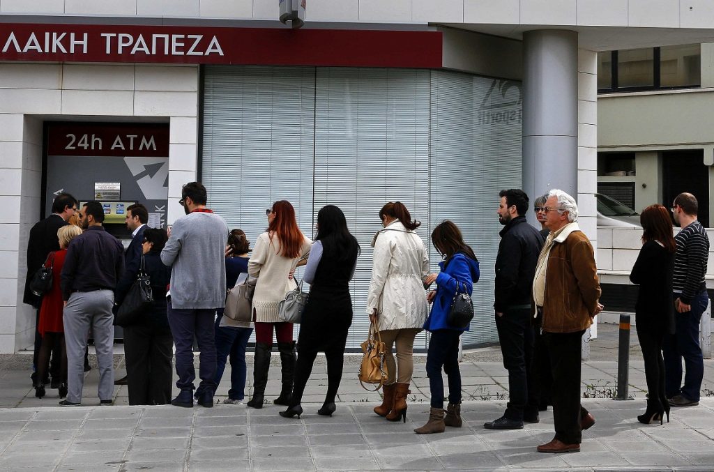 Φόβο για τη ζωή τους εξέφρασαν πρόεδρος και μέλη του ΔΣ της Λαϊκής - Media