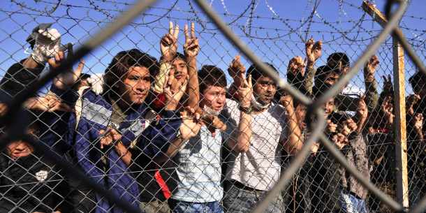 Τρεις μετανάστες έραψαν το στόμα τους στην Κομοτηνή - Media