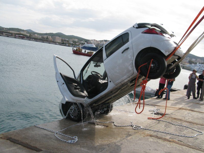 Λαύριο: Αυτοκίνητο με διασκορπισμένα ανθρώπινα οστά βρέθηκε στη θάλασσα - Media