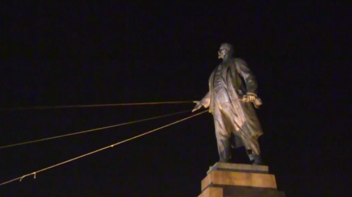 Ουκρανία: Γκρέμισαν το άγαλμα του Λένιν (Video) - Media